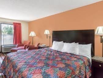 Days Inn By Wyndham Sanford Εξωτερικό φωτογραφία