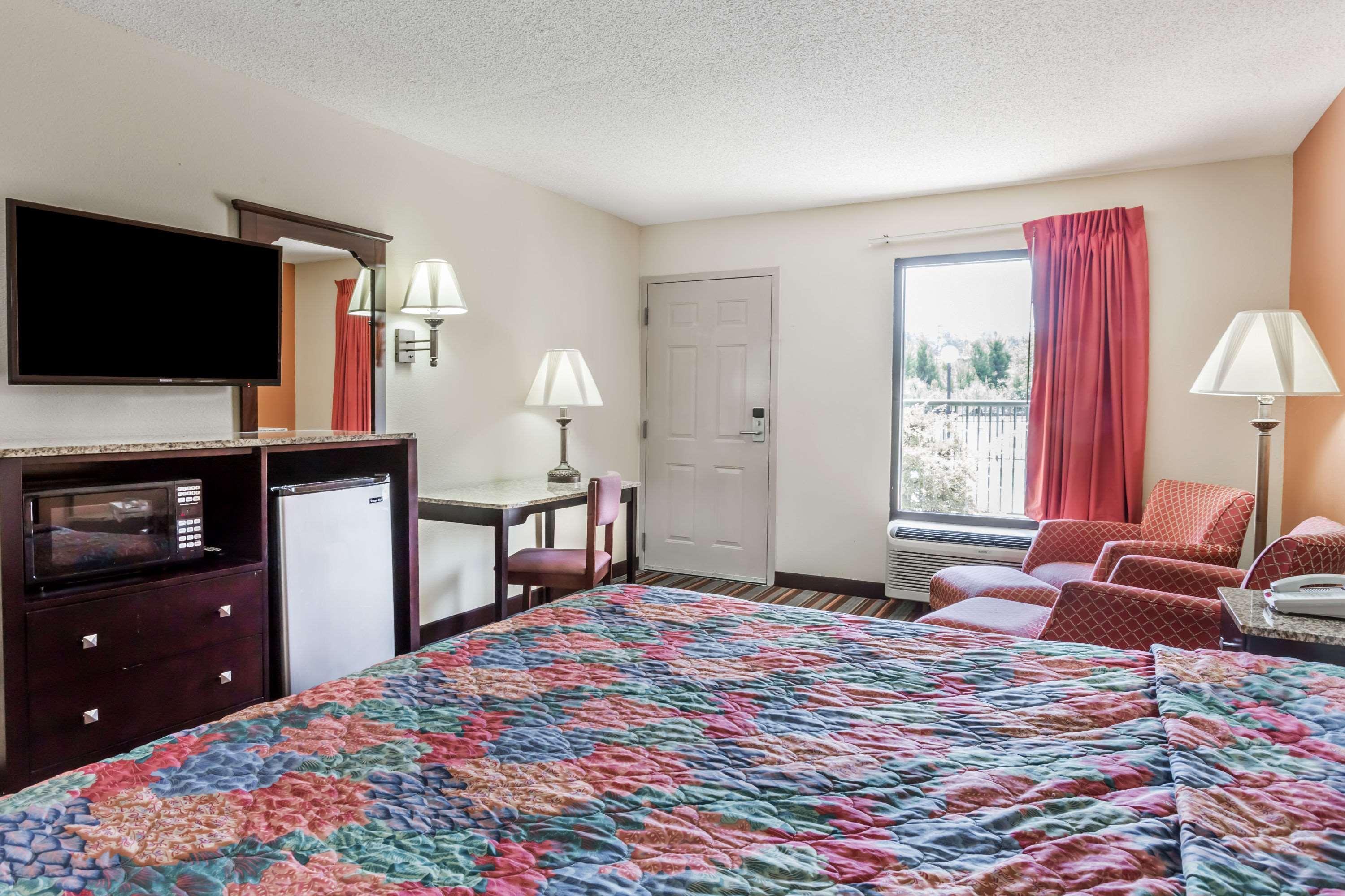 Days Inn By Wyndham Sanford Εξωτερικό φωτογραφία