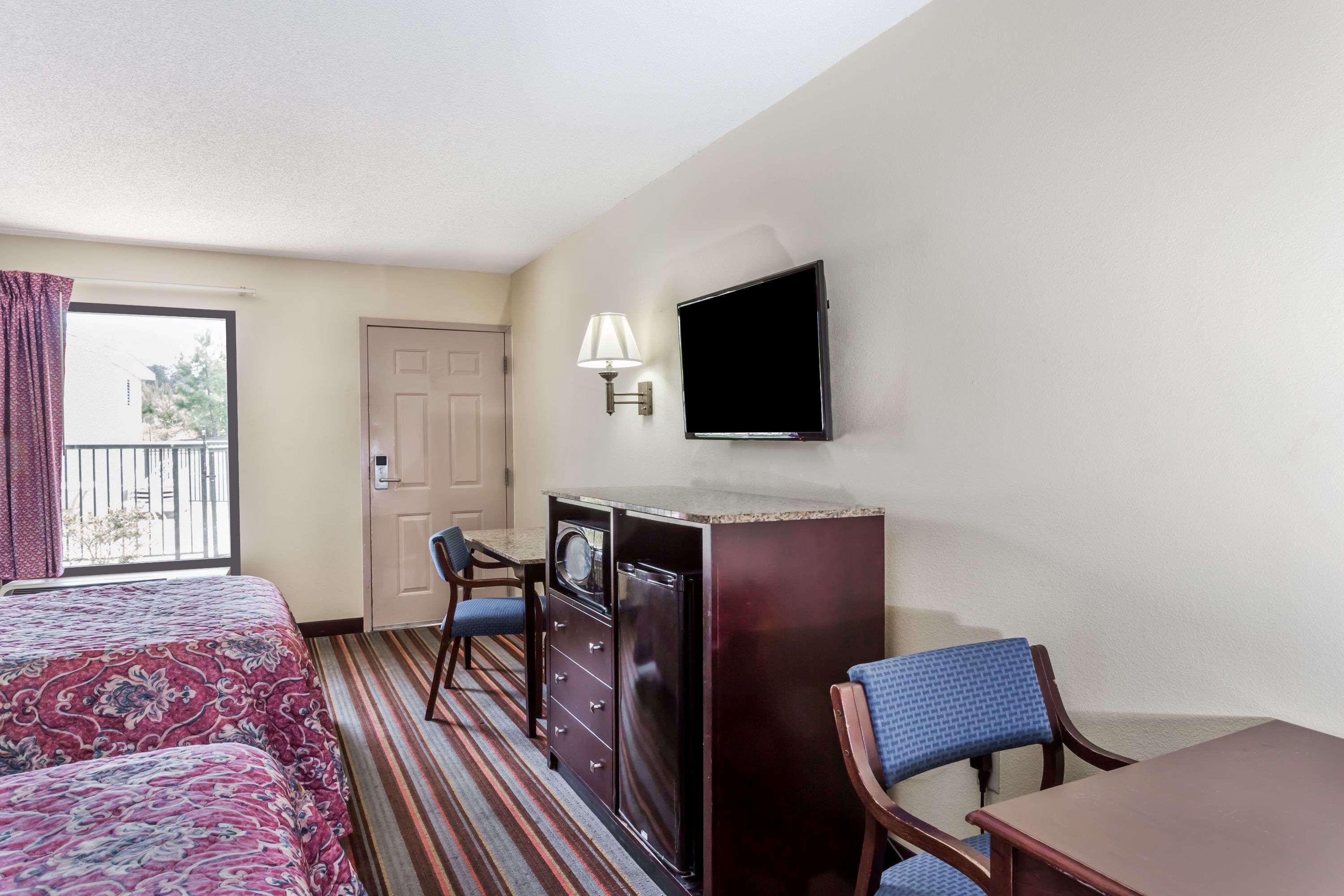 Days Inn By Wyndham Sanford Εξωτερικό φωτογραφία