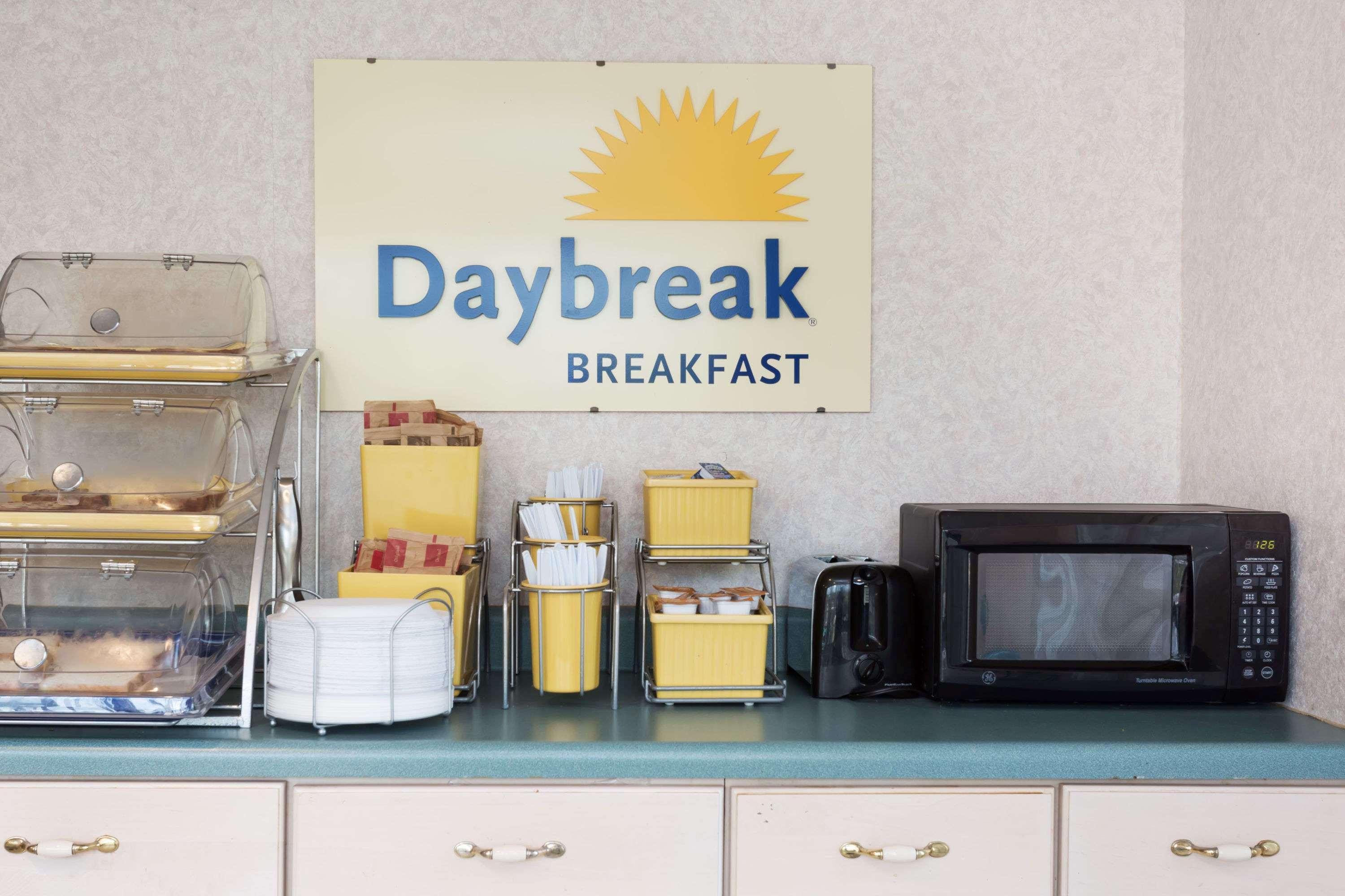 Days Inn By Wyndham Sanford Εξωτερικό φωτογραφία