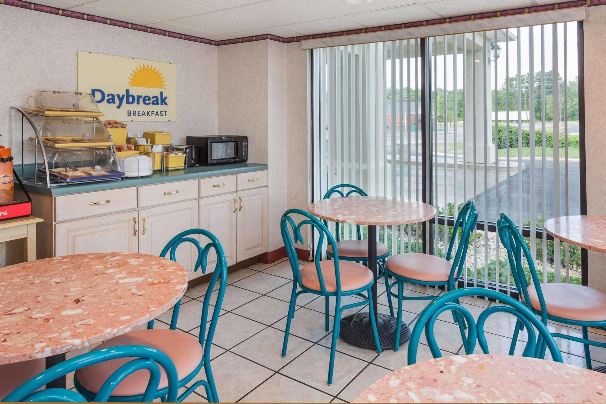 Days Inn By Wyndham Sanford Εξωτερικό φωτογραφία